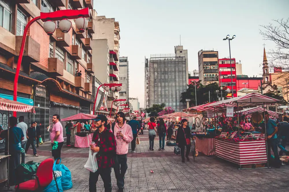 Barracas da feira da Liberdade ao anoitecer