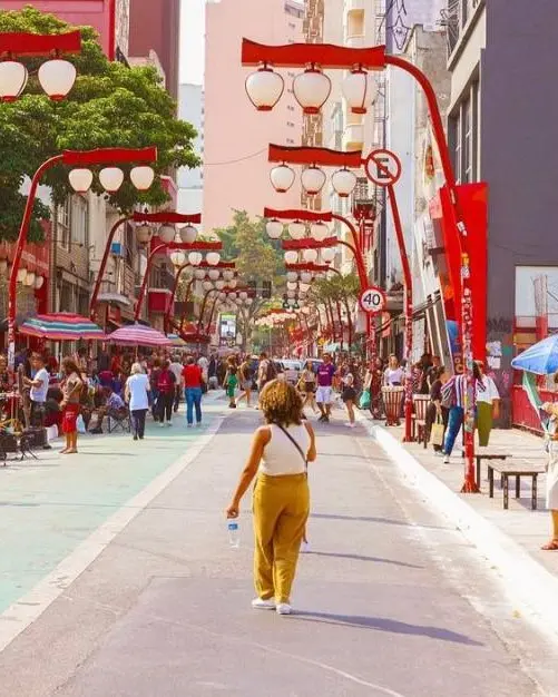Rua da Liberdade com lanternas e comércio